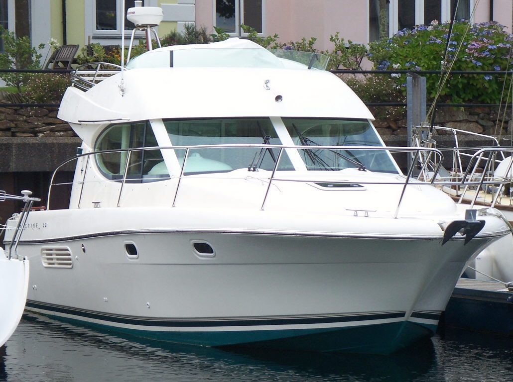 Motor cruiser