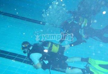 Scuba-diving in a swimming pool Scuba-diving in a swimming pool