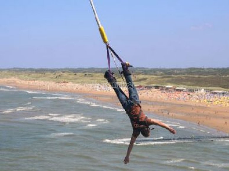 There are various locations that offer bungee jumping /tb_Bungee1.jpg