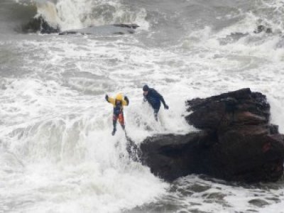 Meio dia Coasteering Fife