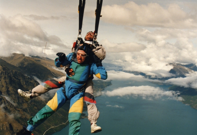  pular em tandem sobre um lago 