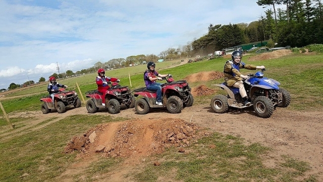  Raduna i tuoi amici per avventure in quad 