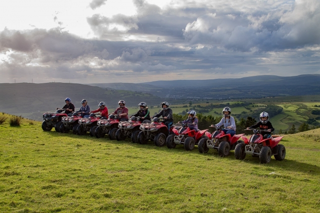  Amis portant des casques blancs sur le point de commencent leur session de qaud 