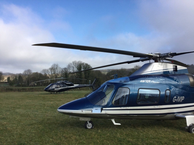  我们的两架飞机