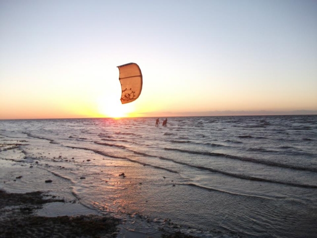  Kitesurfen bei Sonnenuntergang 