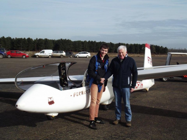  Une poignée de main de félicitations après avoir terminé un vol 