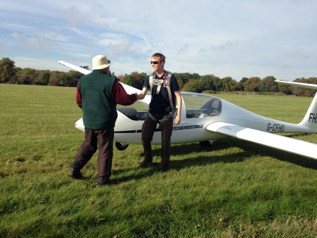  El apretón de manos de la aprobación de uno de los pilotos en el Surrey Hills Gliding Club 
