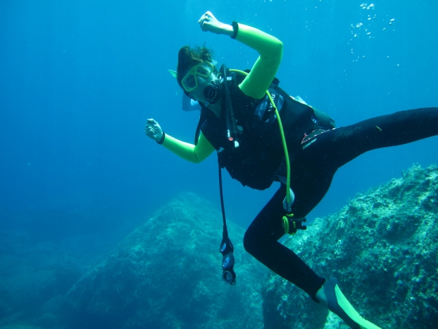  水肺潜水时玩得开心 