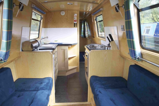  我们的一艘船内 