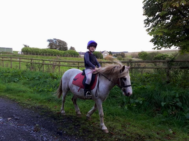  hacking con Cimla Equestrian Holiday Center 