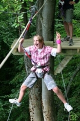 一个兴奋的树上冲浪者 