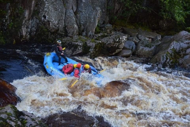 Une famille s'amusant en rafting sur la rivière Findhorn