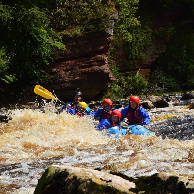 des gens en costume bleu et du rafting sur la rivière Findhorn