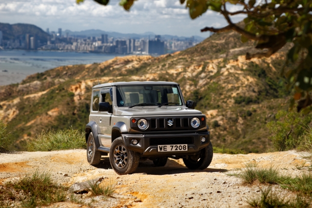 4x4 car un black and the city at the background