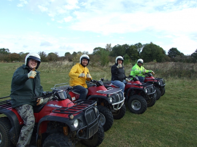 Divertiti in quad con gli amici 