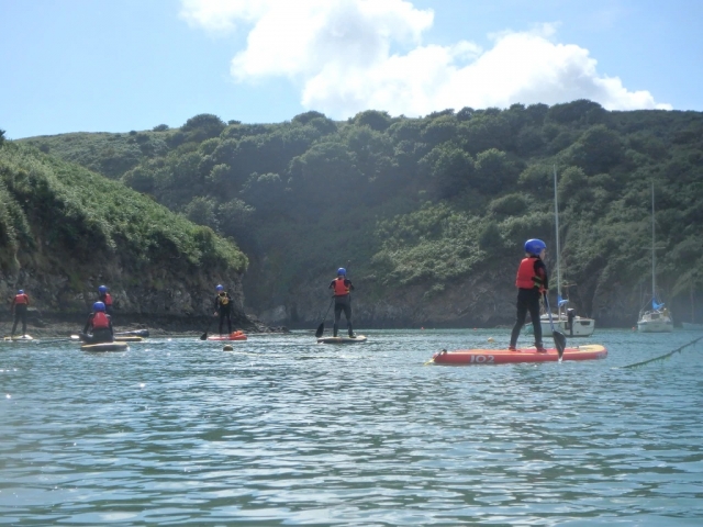 Sie müssen zu den Wellen paddeln