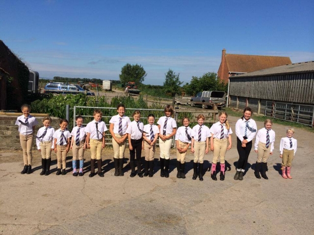 Alstone Alstone Court 骑马场的小马俱乐部。