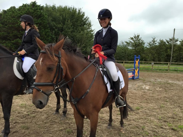 我们都是 Alstone Alstone Court 骑马设施的赢家