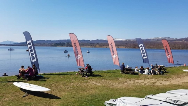  Los días soleados son perfectos para lecciones de windsurfing