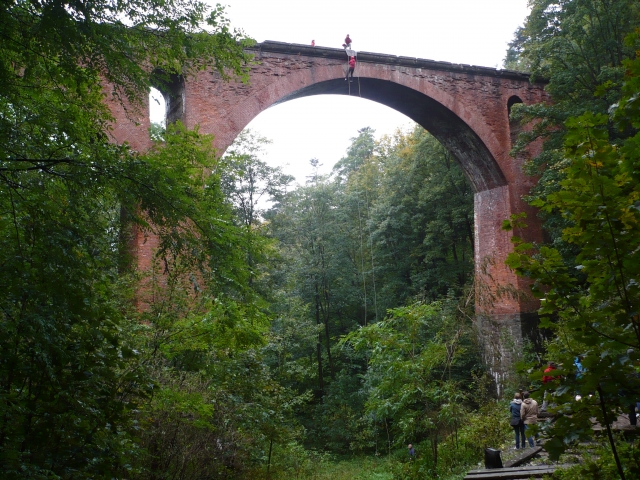  Abseilen über eine Brücke 