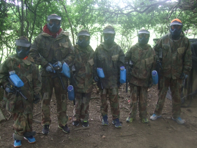  Goditi una battaglia di paintball 