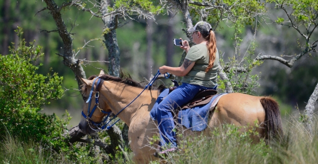  Mujer durante su experiencia de sendero de caballo 