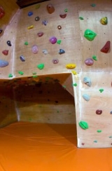  我们有各种抱石挑战等你来挑战