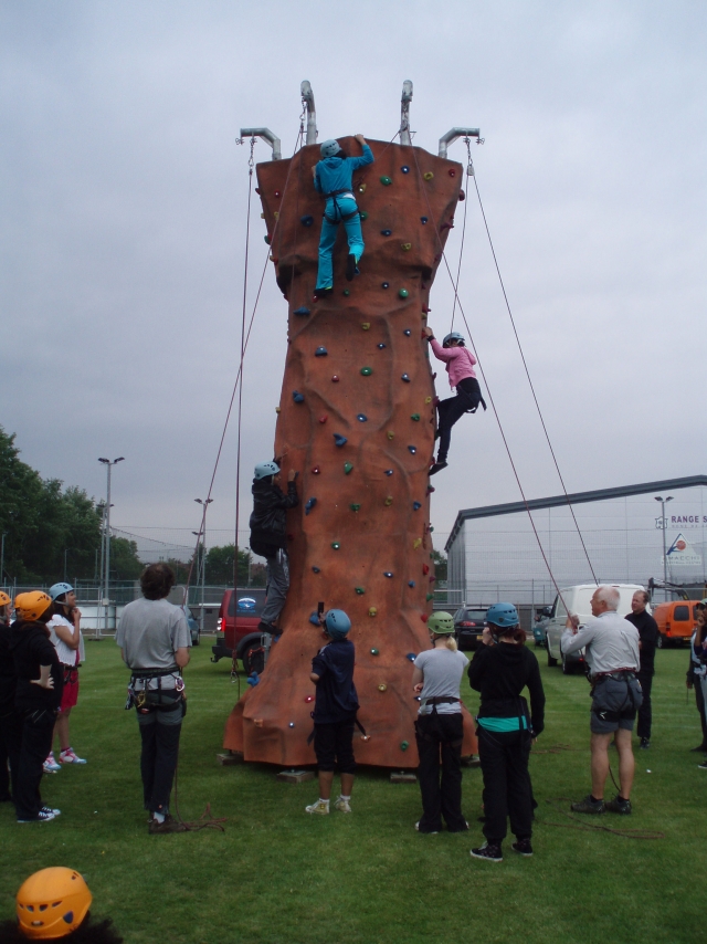  与我们的移动攀爬和绳降墙一起度过美好的日子 