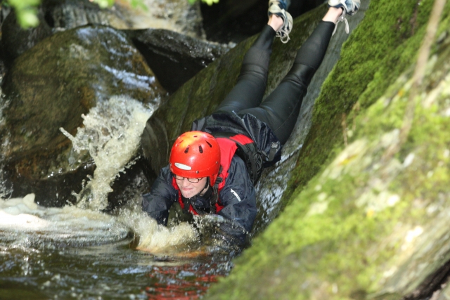Scivola lungo le cascate naturali.