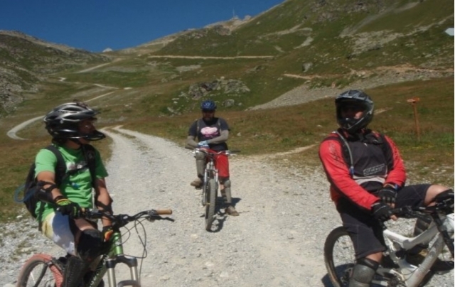In mountain bike con gli amici
