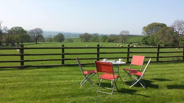  Genießen Sie die Landschaft von Fairboroughs Horse Riding Holidays 