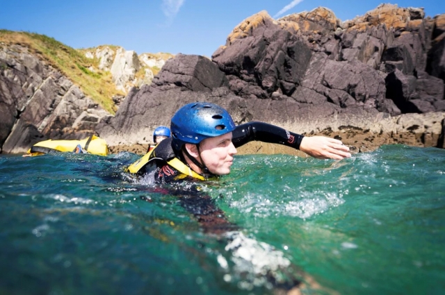 Schwimmen Sie in großartigen Gewässern