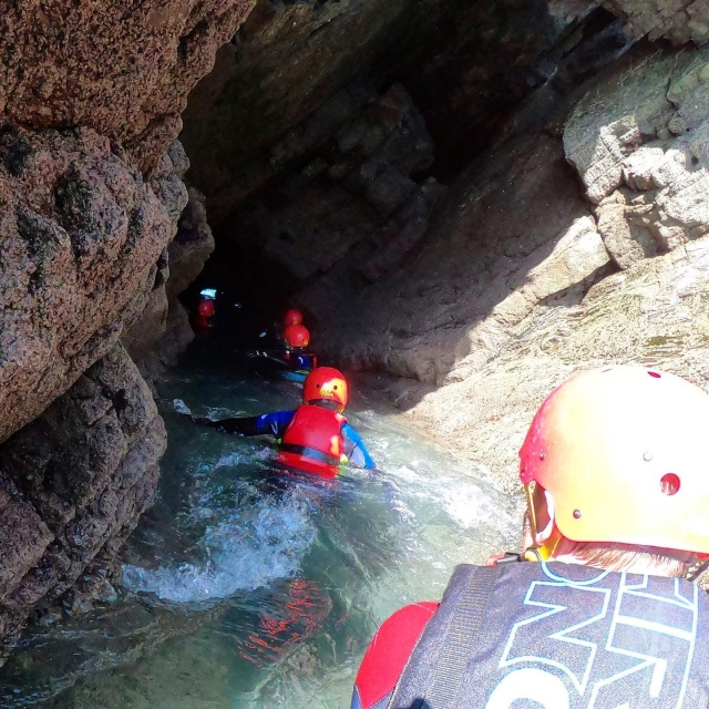  Explorando enseadas e cavernas 