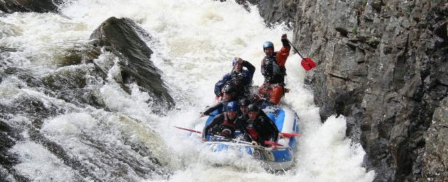  Spaß beim Surf Rafting