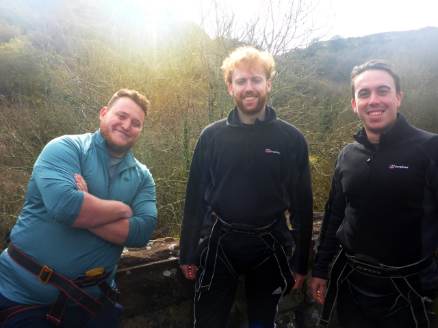  Amici che condividono questa esperienza di discesa in corda doppia 