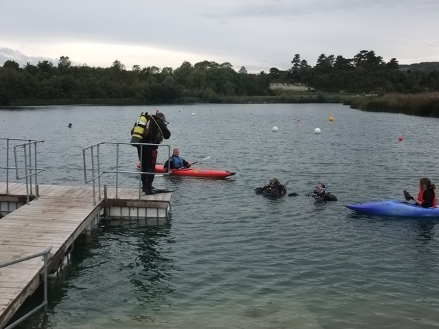  Kayaks e mergulhadores 