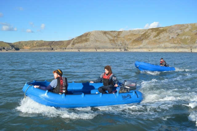 Lernen Sie mit uns Motorboot fahren! 