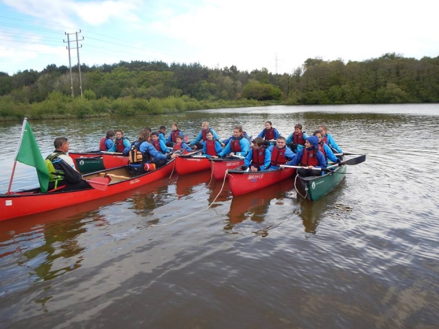  引导独木舟的监视器 