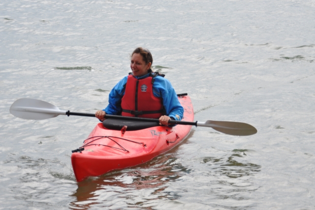 在她自己的私人皮划艇上出海 