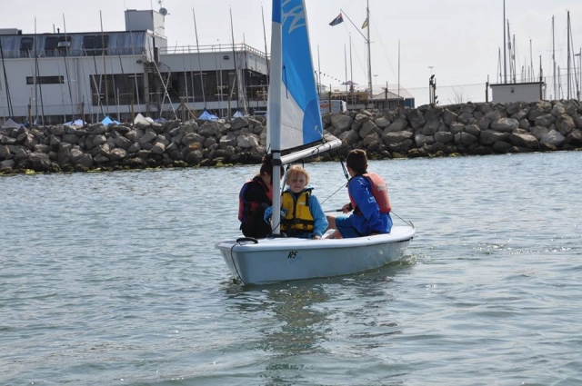  在水面上有一个球 