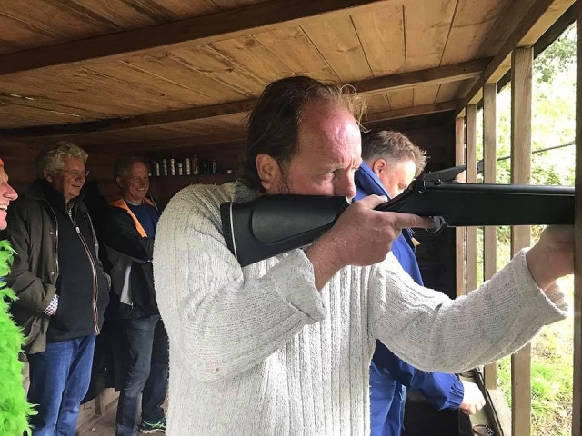  Venha com seu grupo de amigos e aprenda a atirar em um rifle 