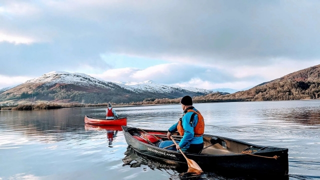 canoagem em um lago de água plana