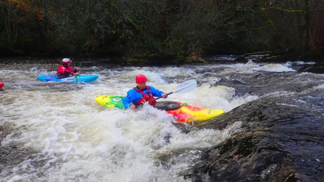 Se você gosta de águas brancas, venha caiaque conosco!