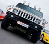  每个人都驾驶悍马。 