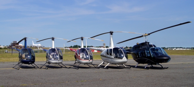  5 helicópteros, helicópteros negros, azules y blancos, ¡que son parte de nuestra flota! 