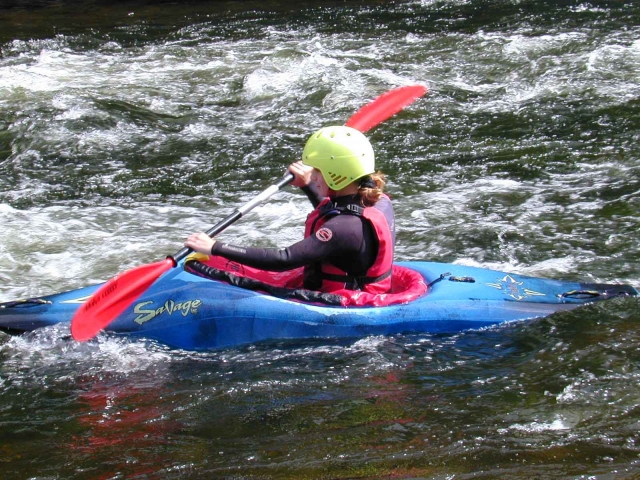  Un kayak de agua blanca 