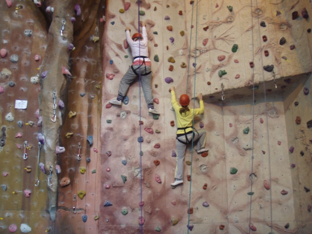  在他们身上攀岩墙 