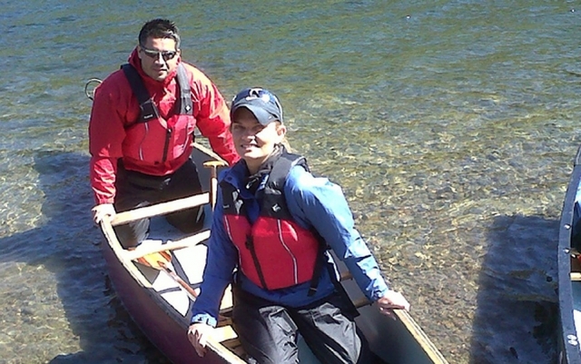  Canoë dans un lac d'eau plate 