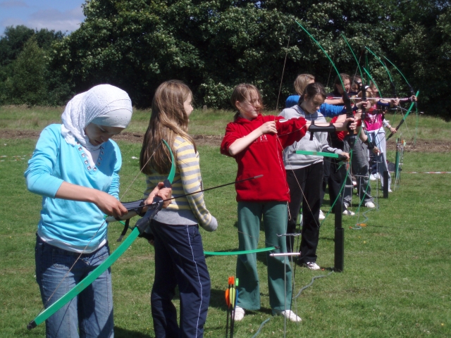 Les garçons faciles à dessiner rendent le tir à l'arc accessible à tous