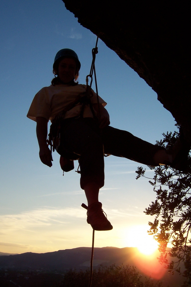 Descente en rappel au coucher du soleil